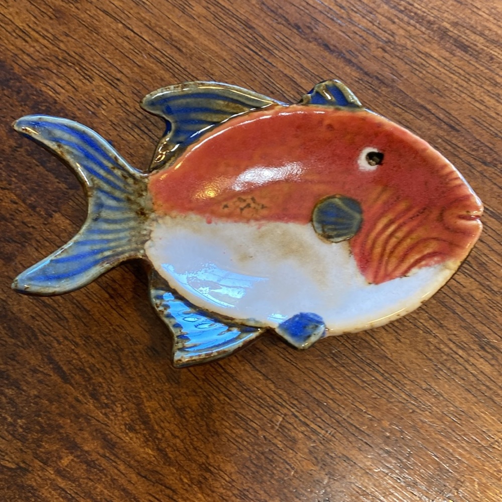 Pier 1 Imports Fish dish with 4 little fish, hand painted. - Picture 3 of 6